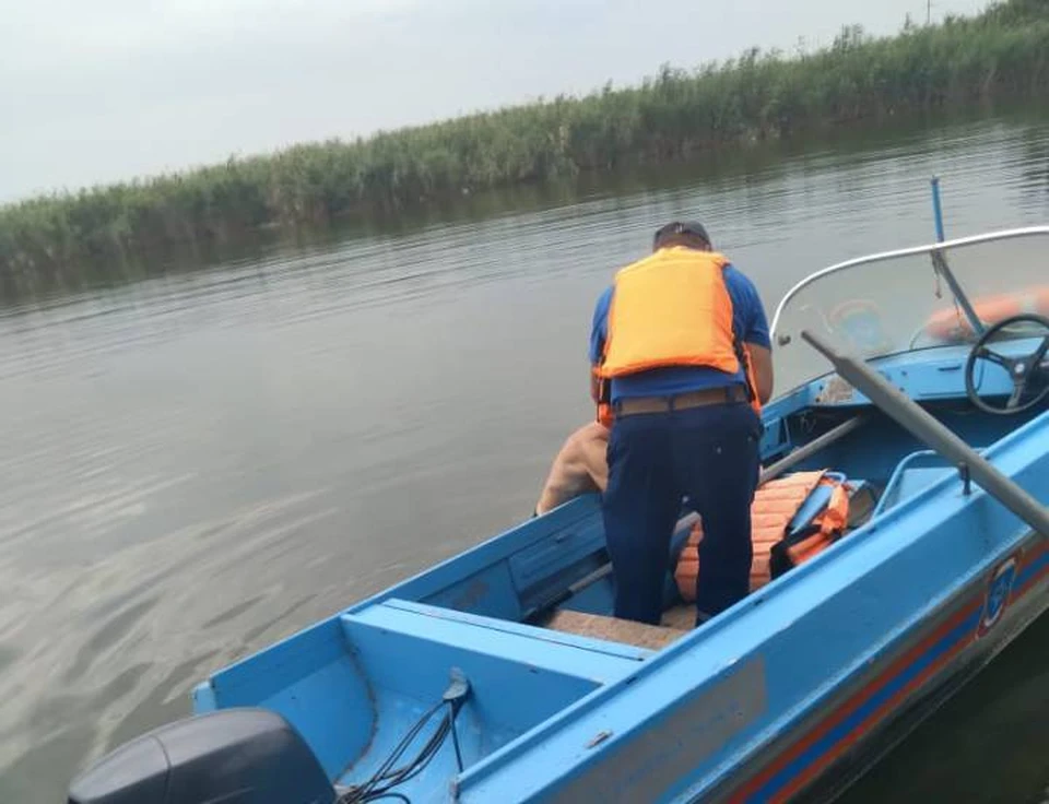 Тонущего подняли на борт спасательного катера. Фото: пресс-служба спасателей на воде