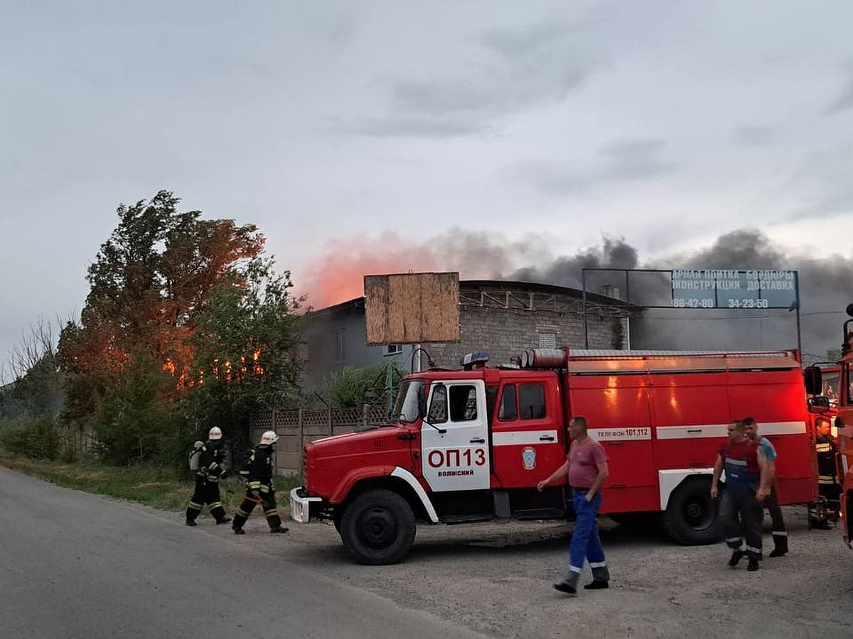 В Волгоградской области тушат крупный пожар в мебельном цехе - KP.RU