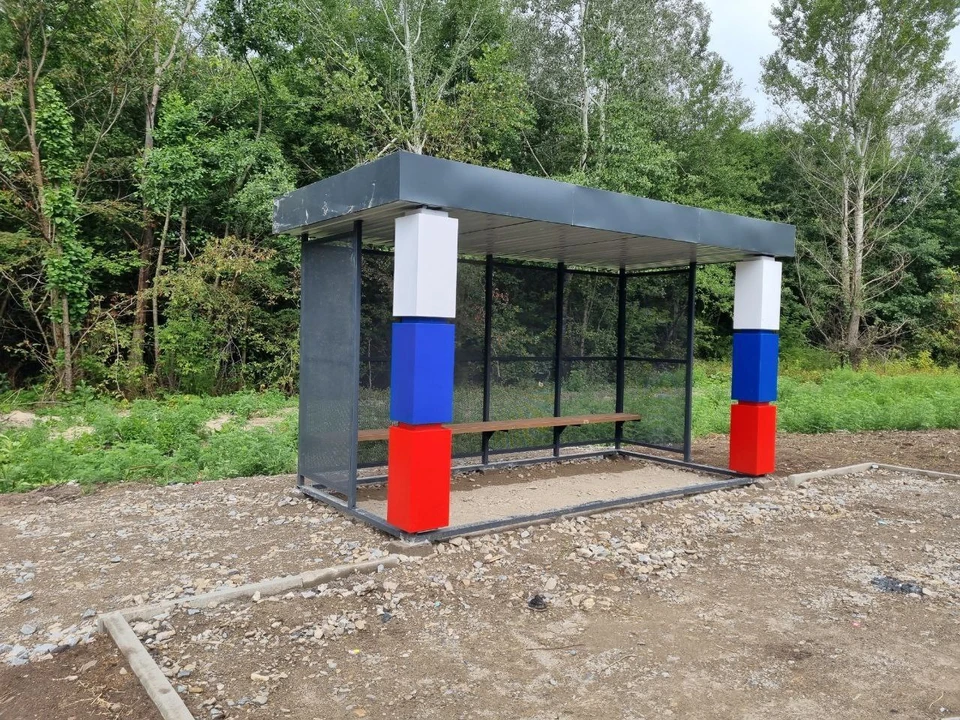 В ЛНР остановку выкрасили в цвета российского флага. Фото: правительство ЛНР