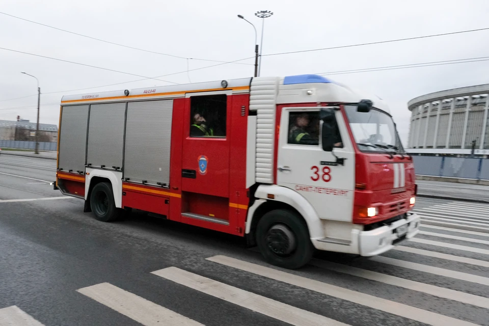 Склад разгорелся на 3,5 тысячи «квадратов» на Менделеевской улице в Петербурге.