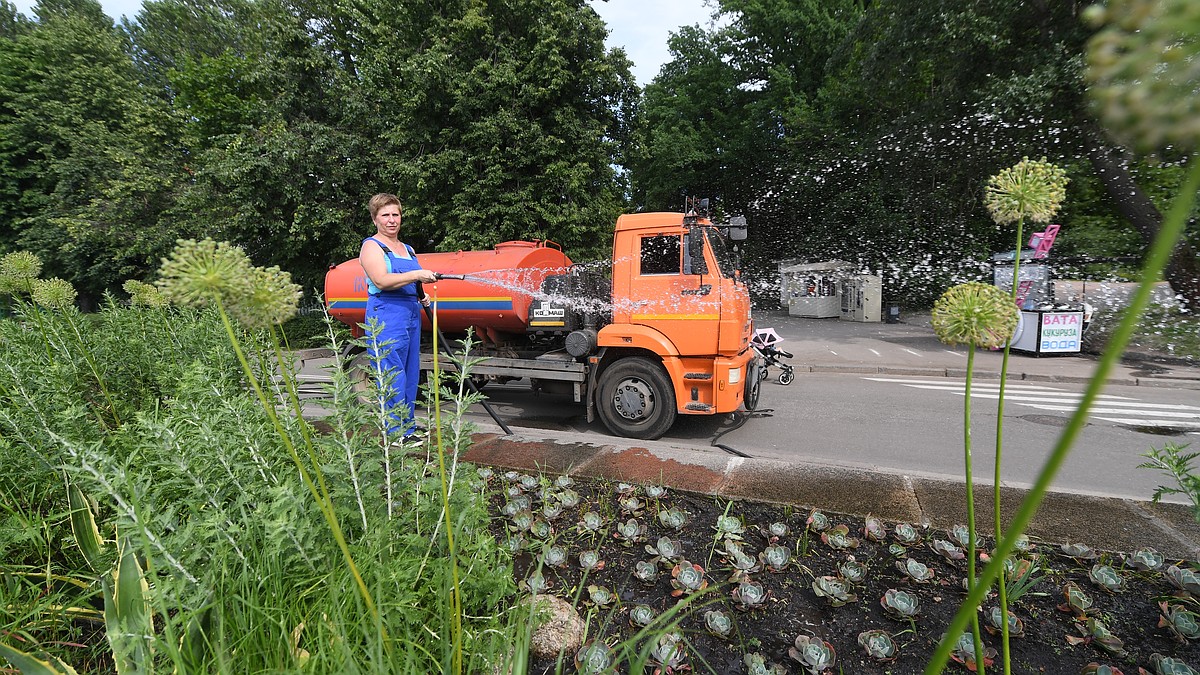 В Челябинске усилят полив улиц из-за аномальной жары - KP.RU