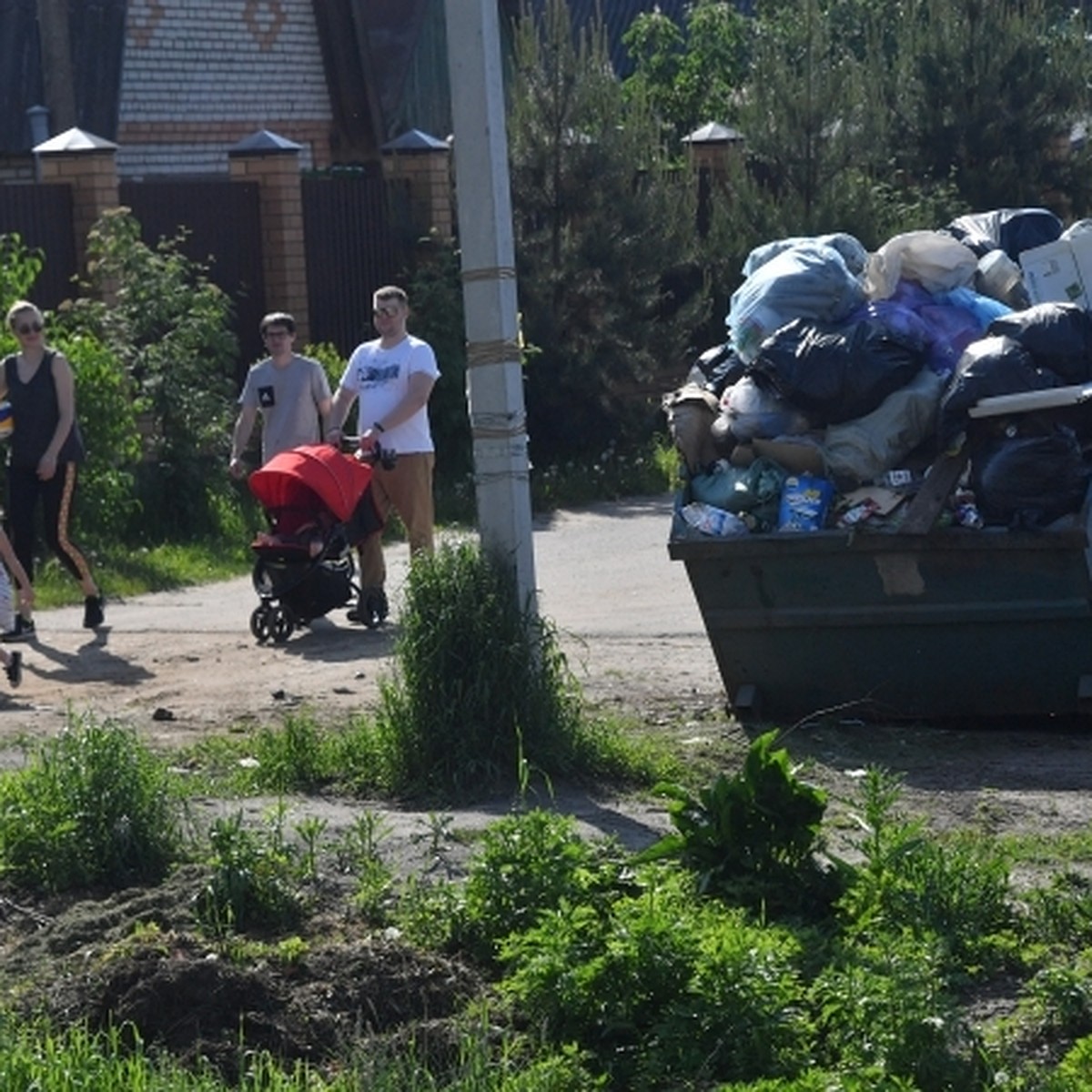 Жители Казани жалуются на невыносимый запах жженых волос - KP.RU