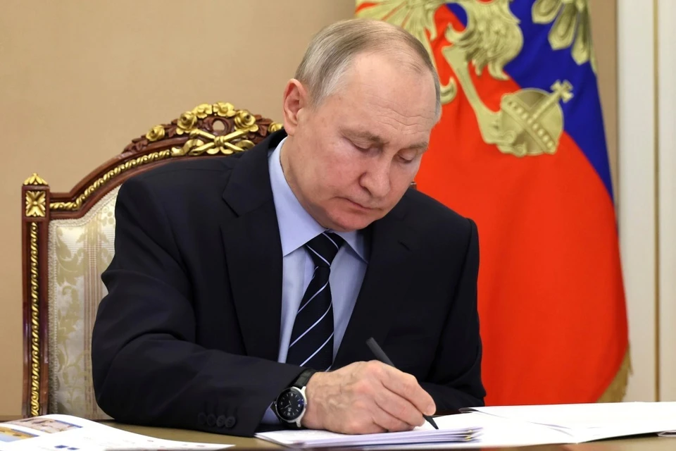Путин подписал закон об упрощенном ВНЖ для заключивших с ВС контракт во время СВО