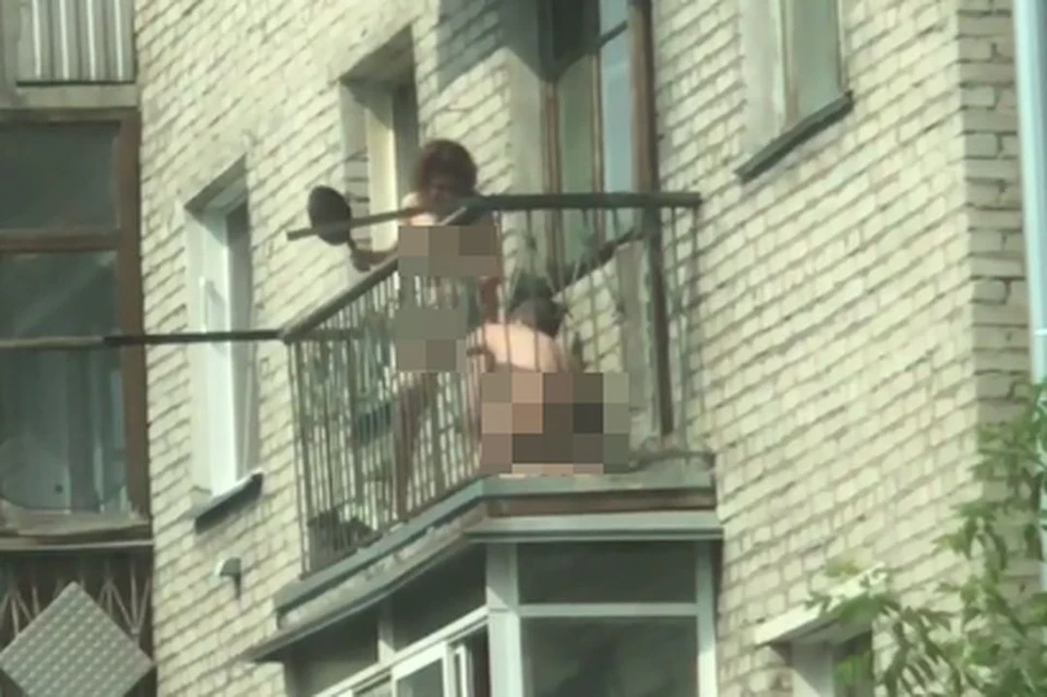 Порно голая на балконе