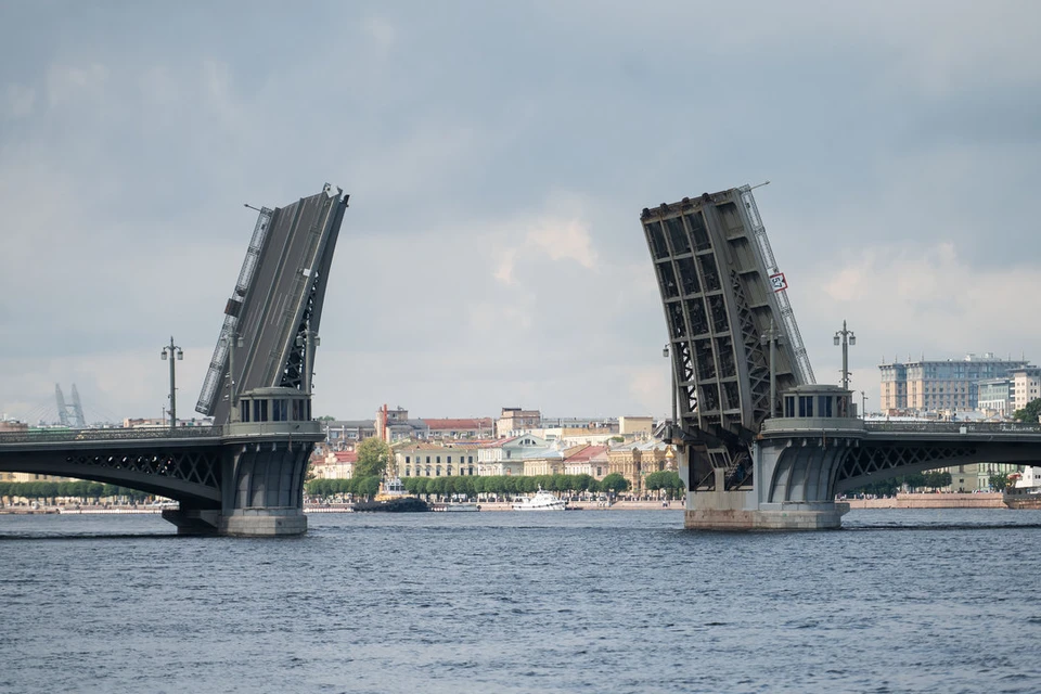 График разводки мостов в Петербурге изменят на две ночи из-за подготовки к параду ВМФ.