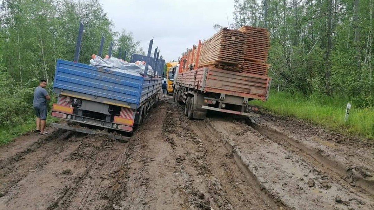 Нарушили запрет и застряли. На трассе «Амга» в Якутии грузовики  перегородили проезжую часть - KP.RU