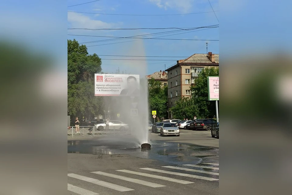В Новосибирске на пересечении улиц 1905 года и Советской забил фонтан. Фото: предоставлено читателями КП-Новосибирск