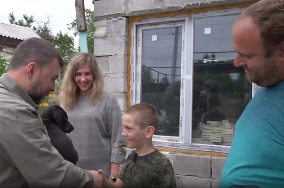 Глава региона лично передал собаку мальчику. Фото: ТГ/Пушилин