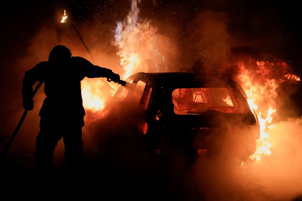 255 машин подожгли во время празднования Дня взятия Бастилии во Франции