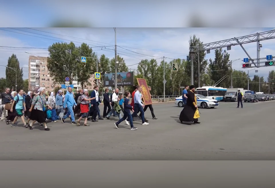 Верующие пересекли Московское шоссе и направились по улице Революционной