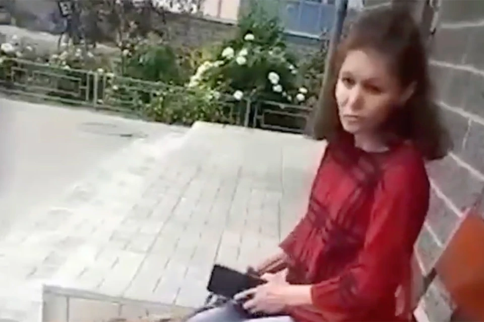 Собака напала и покусала полуторагодовалую девочку в Ленобласти. Фото: скриншот из видео