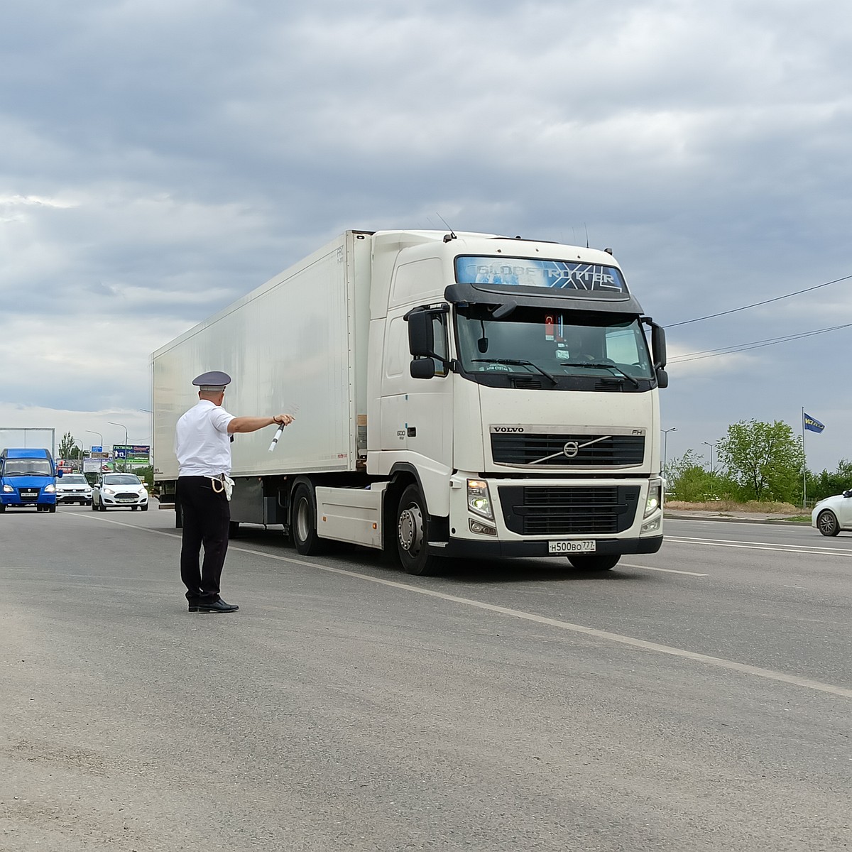 Мне немного проехать»: почему водители фур нарушают запрет на въезд в  Волгоград - KP.RU