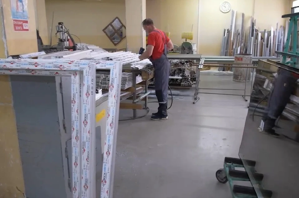Предприятие в смену может производить 100-150 окон, в месяц - от 5000 до 9000 м². Фото: ТГ/Пушилин