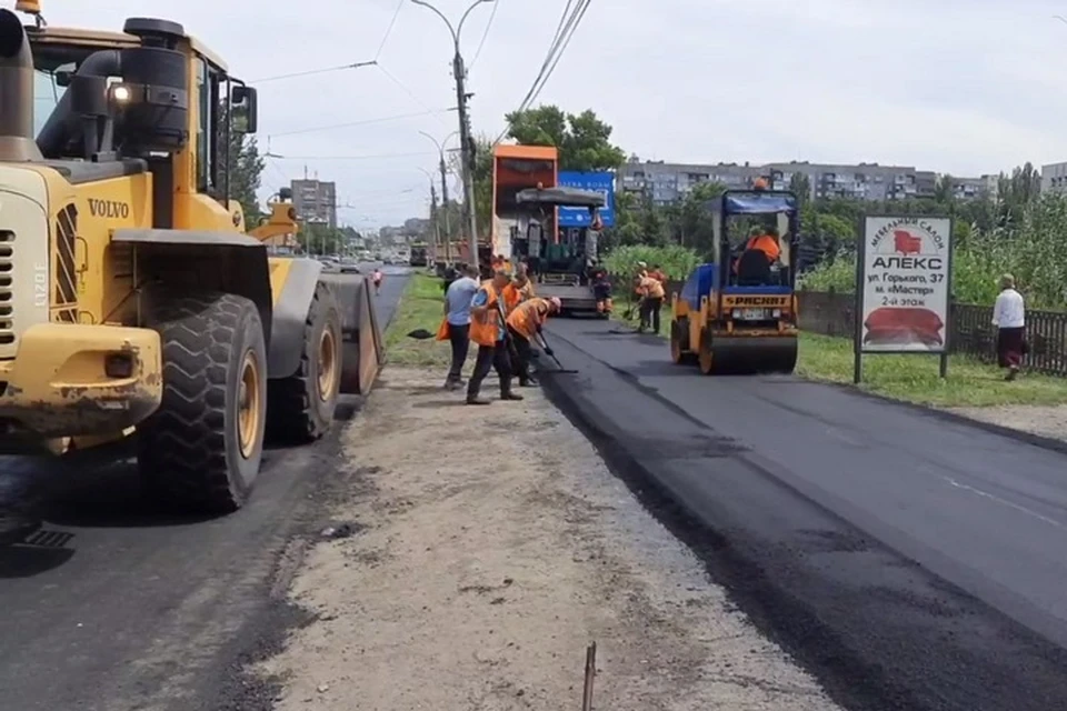 В Алчевске ремонтирую тротуары. Фото - скрин из видео Минтранса ЛНР