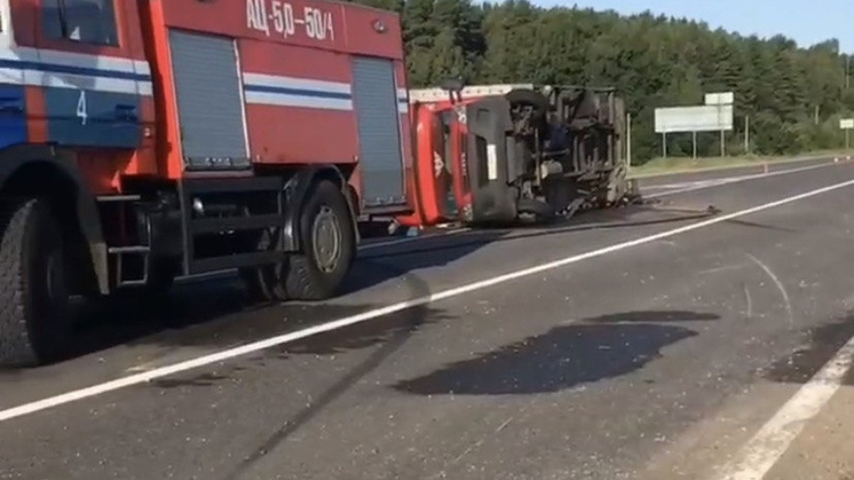 Под Гродно грузовик чуть не упал с моста, когда лег на бок из-за лопнувшего  заднего колеса - KP.RU