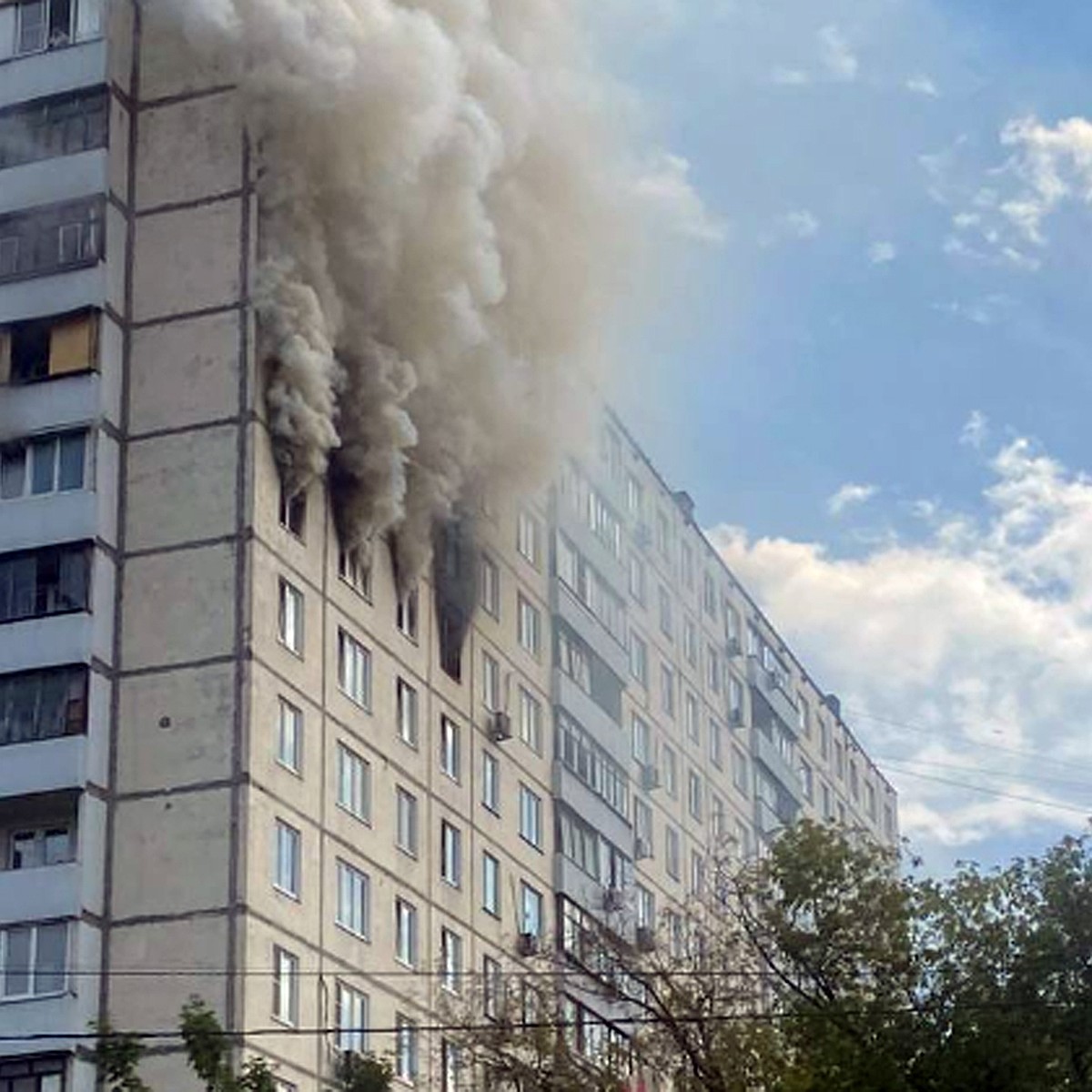 Крупный пожар на севере Москвы: одного из жителей вытащили из огня под  аплодисменты - KP.RU