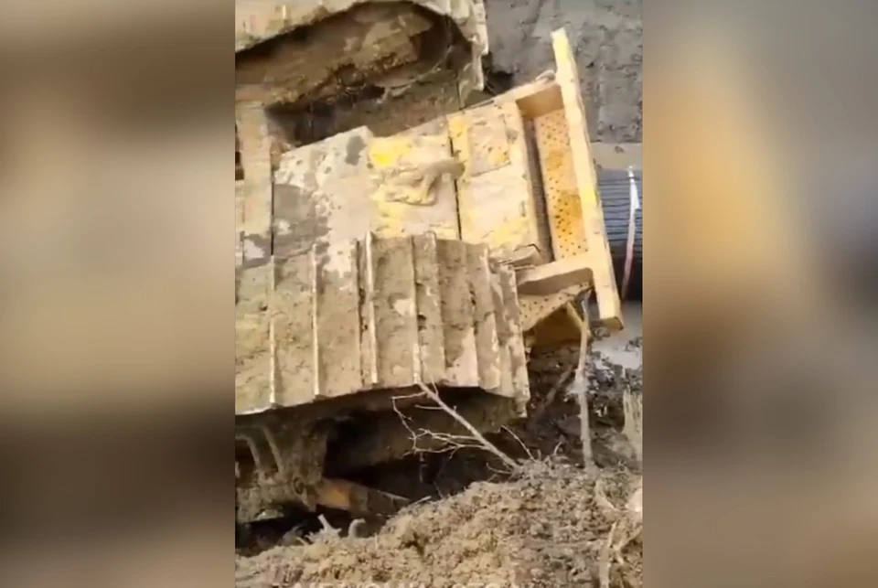 В Коми 15 трубоукладчиков рухнули в траншею