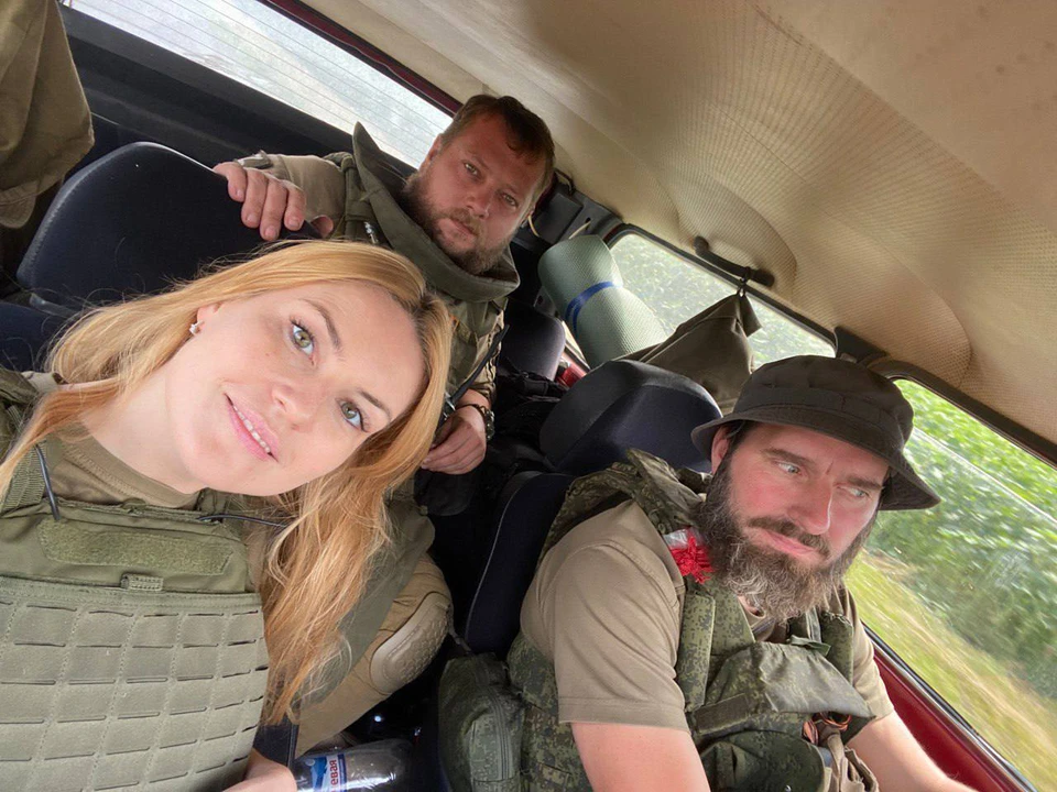 Машина, в которой ехал журналист, попала под обстрел ВСУ. Фото: телеграм-канал Дарьи Лантратовой