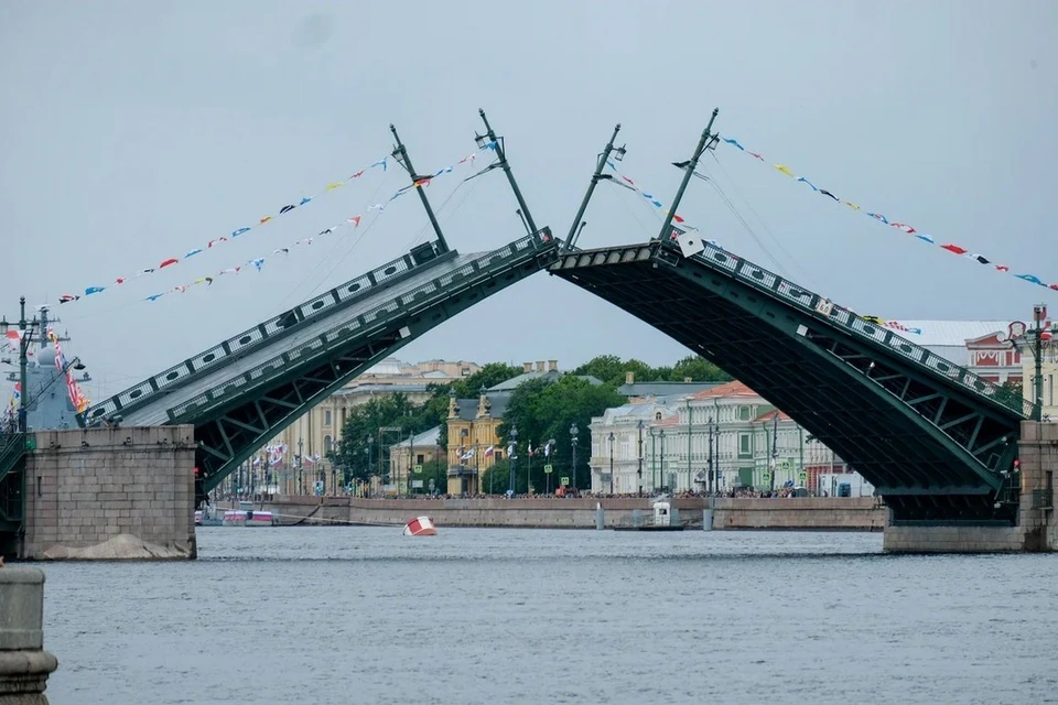 Четыре моста разведут в Петербурге днем 23 июля из-за репетиции парада ко Дню ВМФ.