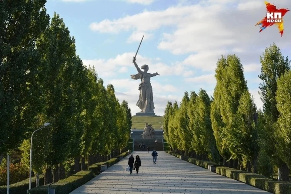 Для многих россиян монумент Родины-Матери - подлинная святыня