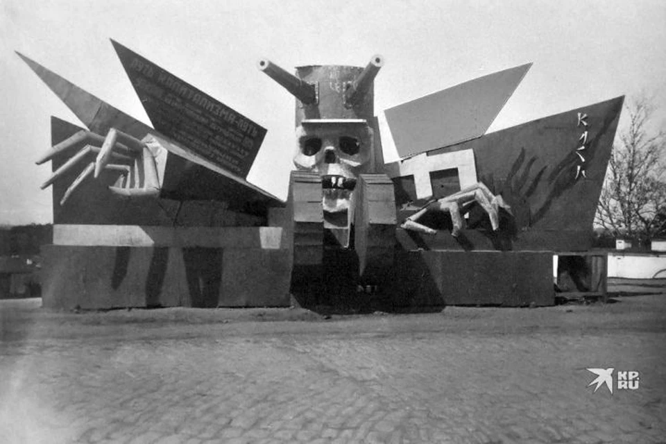 Такой памятник, посвященный капитализму, стоял на Вознесенской горке в 1932 году Фото: из фондов Музея истории Екатеринбурга