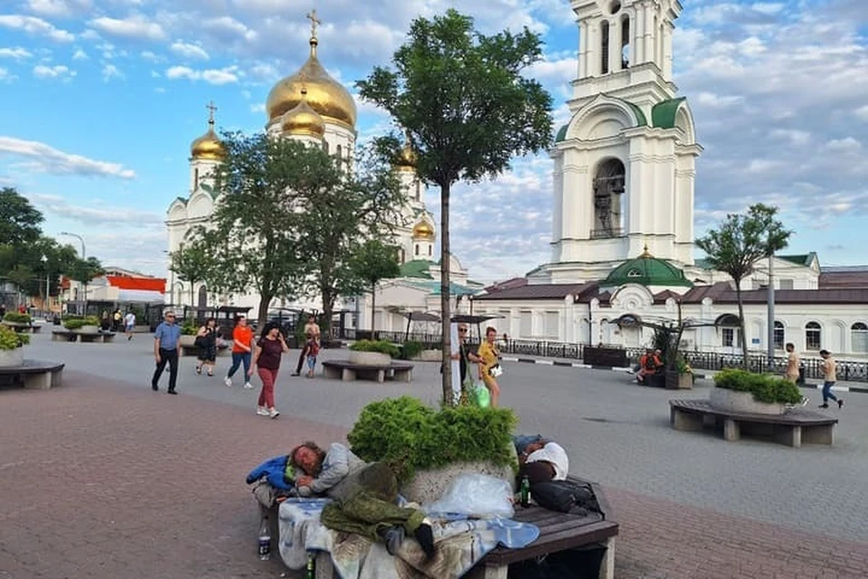 Бомжи принесли себе на скамейки спальные вещи, чтобы удобнее было их новое жилище.