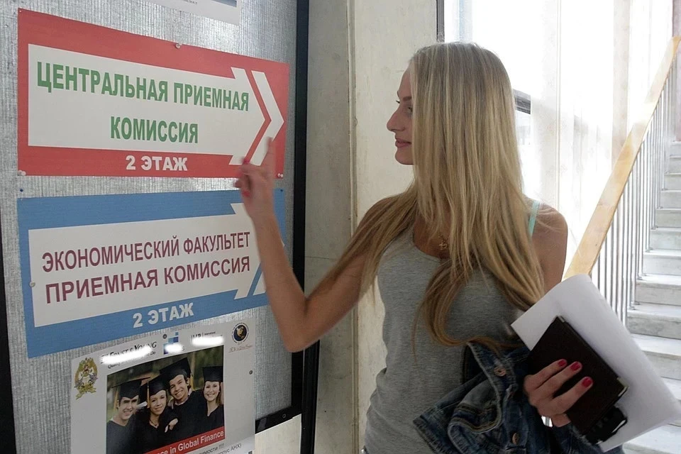 Сегодня еще можно, конечно, и лично документы в приемную комиссию принести, а можно и дистанционно - в электронном виде подать.