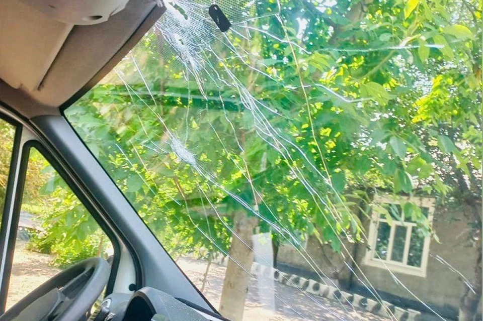 Водитель машины скорой помощи не пострадал, однако механические повреждения получил автомобиль. Фото: прес-служба Минздрава Херсонской области.