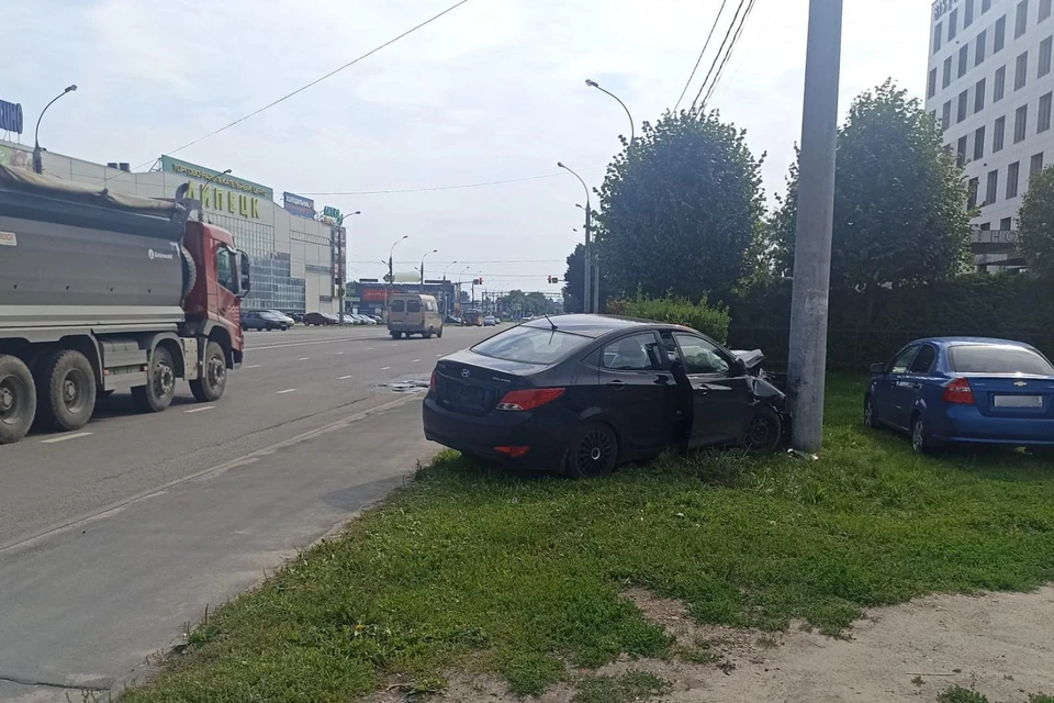 Водитель «Хендай» вылетел с дороги и врезался в столб на Студеновской в Липецке