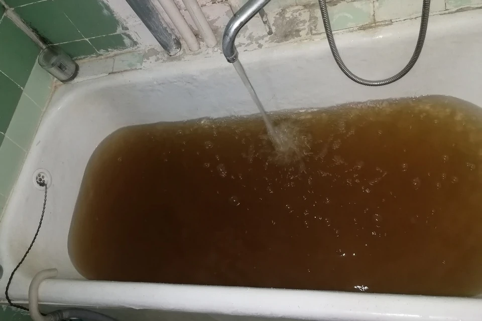 Ржавая вода из крана. Ржавая вода фото. Вода ржавая из труб.