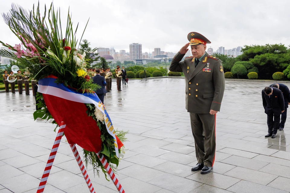 Министр обороны РФ Сергей Шойгу во время церемонии возложения цветов к монументу Освобождения в Пхеньяне. Фото: Вадим Савицкий/Пресс-служба Минобороны РФ/ТАСС