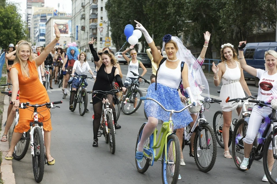 Велосипед для триатлона. Красивые велосипеды. Девушка проехала на велосипеде. Велопарад 24 москва. Велосипед на 5 человек.