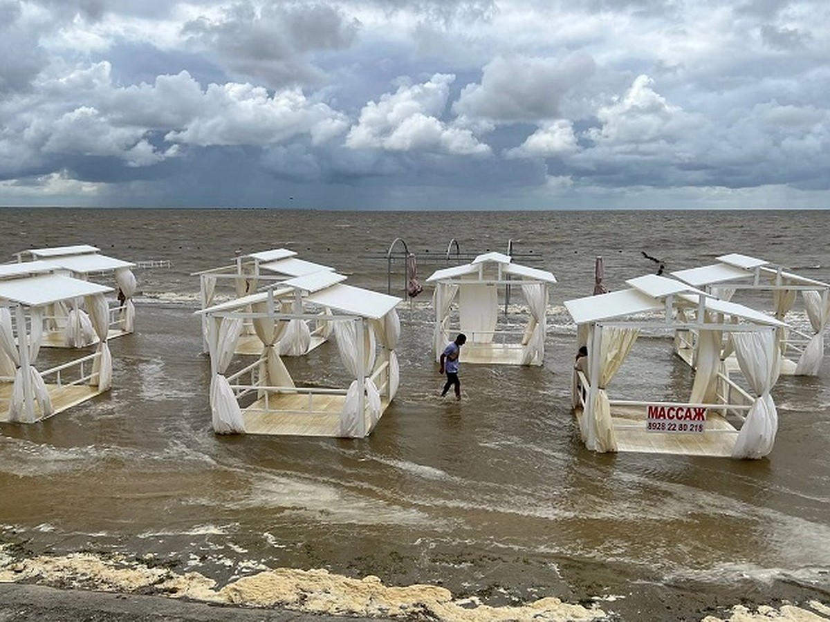 Берингово море вышло из берегов, затопив аэропорт на Камчатке (видео)