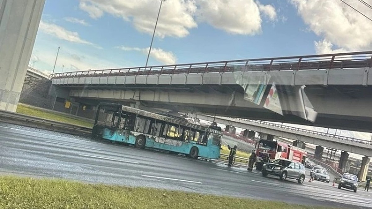 Пассажирский автобус загорелся на Пулковском шоссе в Санкт-Петербурге -  KP.RU