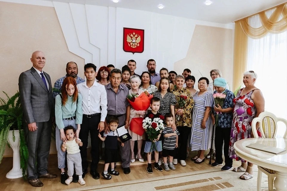 Семейную пару из Хабаровского края наградили за супружеское долголетие Фото: @AMRglava