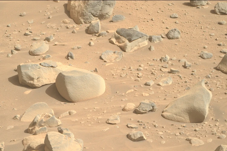 На Марсе обнаружены саркофаг с крышкой, надгробные плиты, черепа и крест