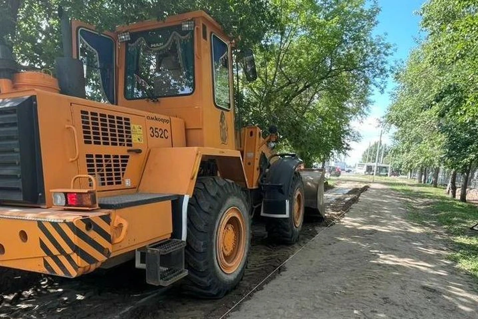 Накануне дорожные бригады вели подготовительные работы обустройства тротуаров по улице Малахова