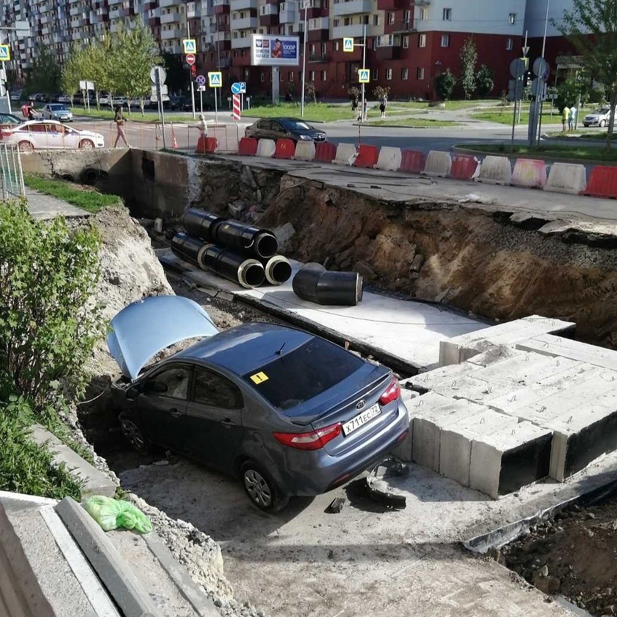 В Тюмени машина KIA влетела в трубу теплотрассы после аварии - KP.RU