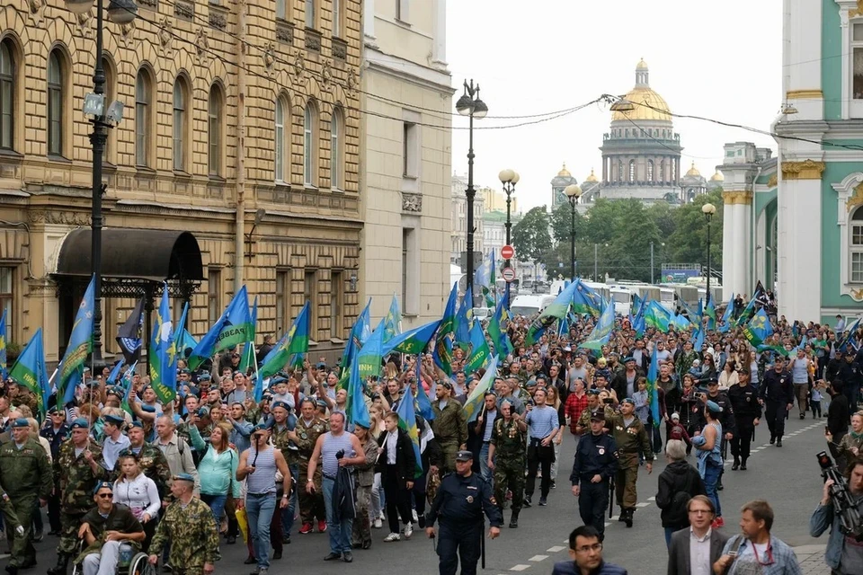 В Петербурге не станут отключать фонтаны на День ВДВ.