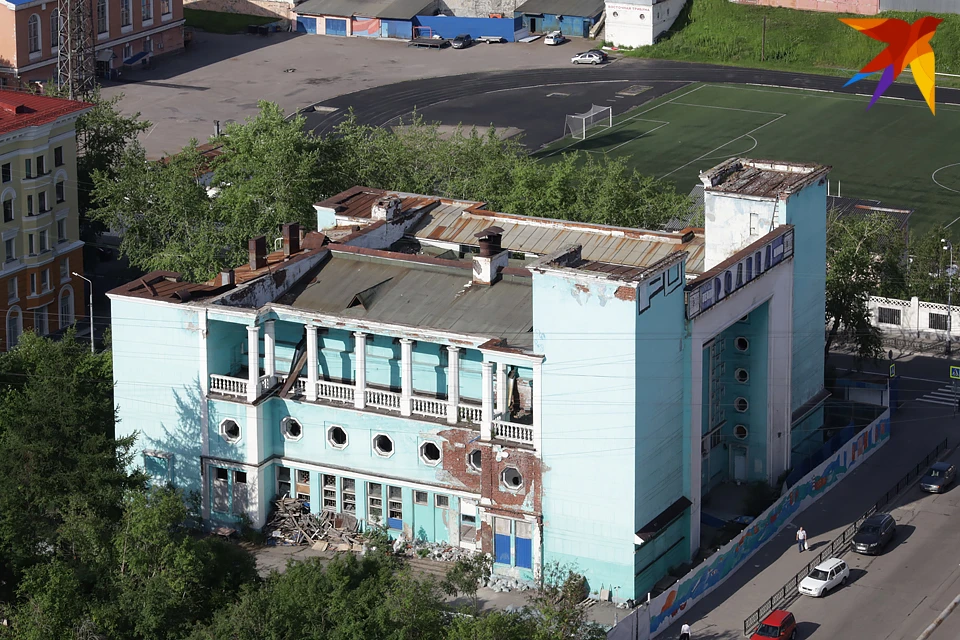 В 2021 году жителей Мурманска возмутила вырубка тополей у здания бывшего кинотеатра «Родина».