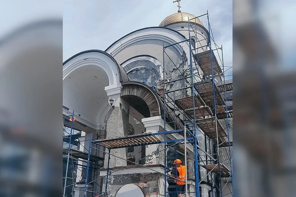 Специалисты из Санкт-Петербург реставрирует Свято-Троицкий храм. Фото: Администрация города Мариуполя