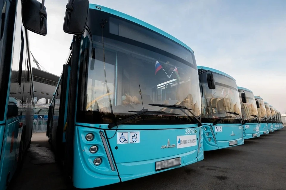 В Петербурге стало на 137 лазурных автобусов меньше.
