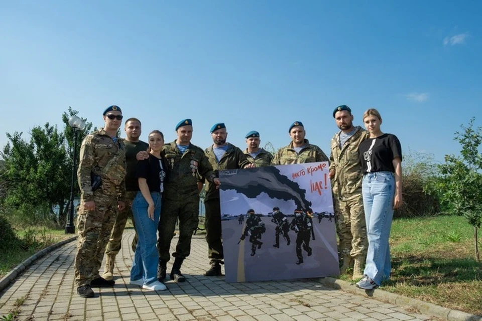 К празднику ребята подарили бойцам ВДВ большую памятную картину с изображением десантников. Фото: «МР»