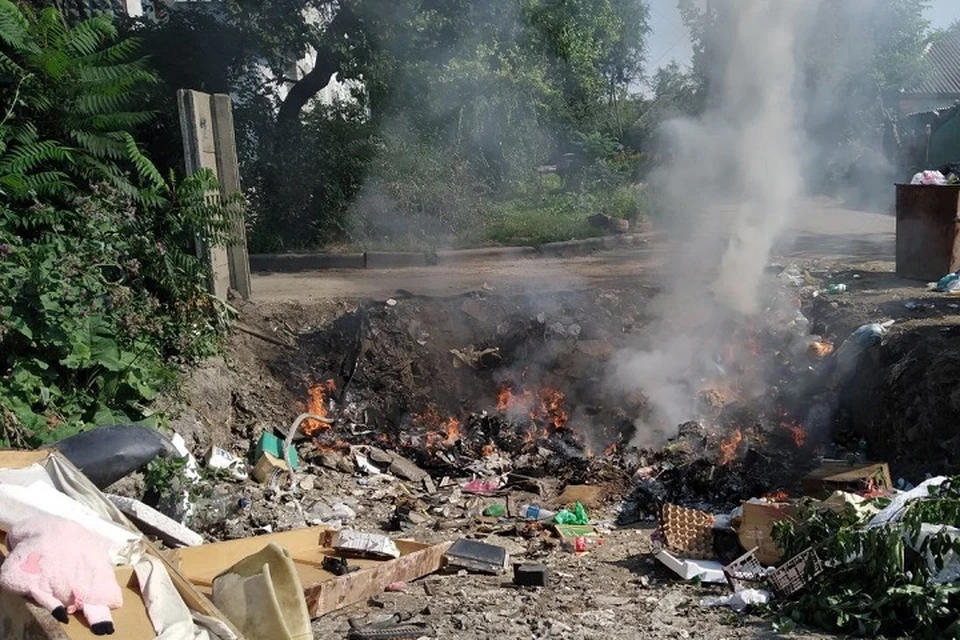 В Луганске потушили бытовой мусор рядом с пятиэтажным домом. Фото - ГУ МЧС России по ЛНР