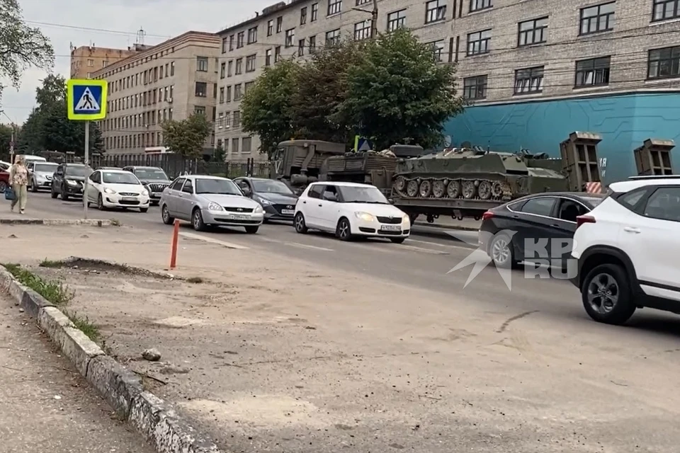 Военные грузовики с бронетехникой заметили в центре Рязани.