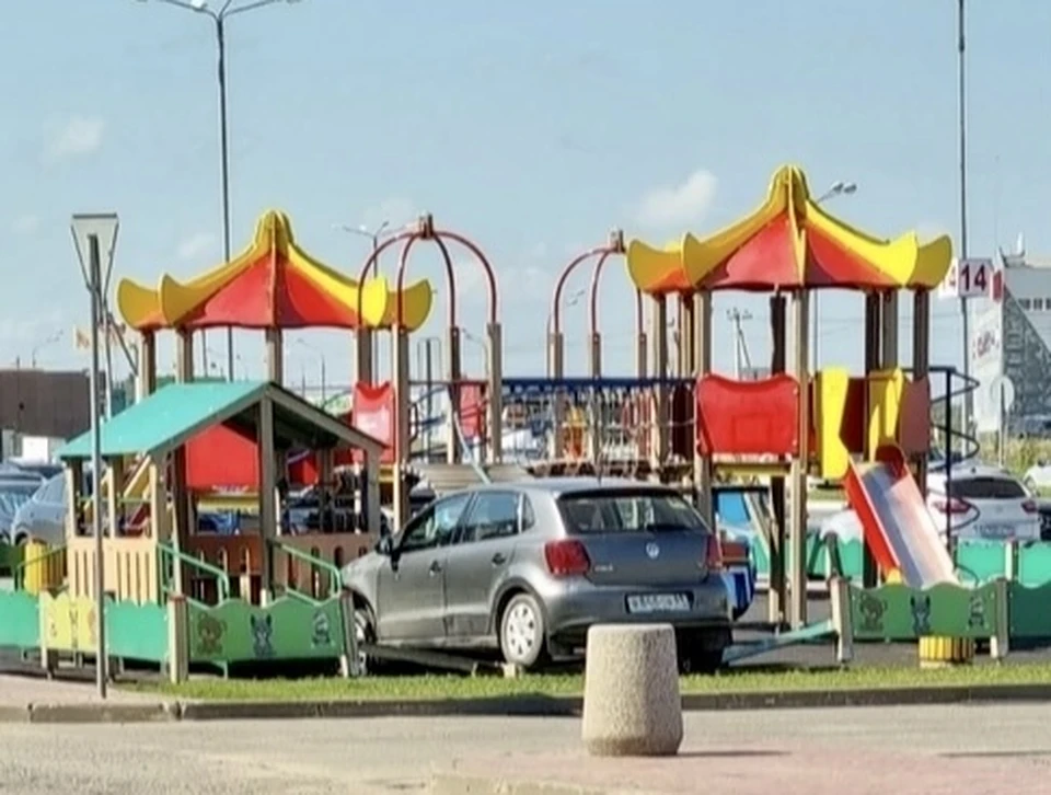 Легковушка врезалась в детскую площадку в «Глобуса». Фото: VK/ News 69