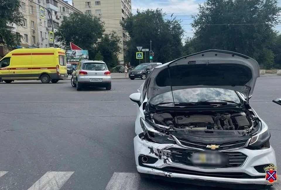В центре Волгограда в столкновении двух иномарок пострадала 3-летняя девочка