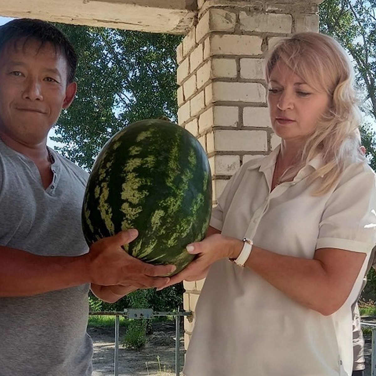 Решил отметить праздник добрым делом»: херсонский бахчевод привез  эвакуированным две тонны арбузов - KP.RU