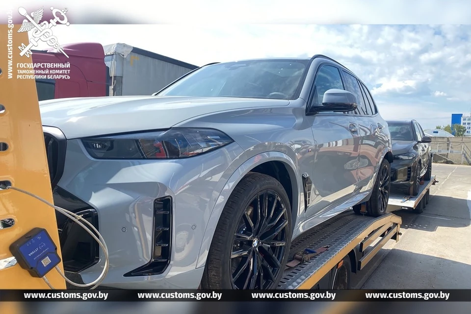 В Беларусь незаконно пытались ввезти два BMW, снизив стоимость на 120 тыс. рублей. Фото: customs.gov.by