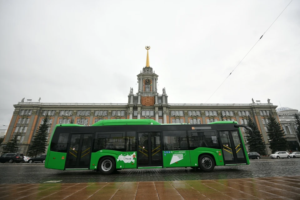 Гортранс красноярск. Читатель в автобусе. Трамвай Львенок Екатеринбург нет кондуктора.